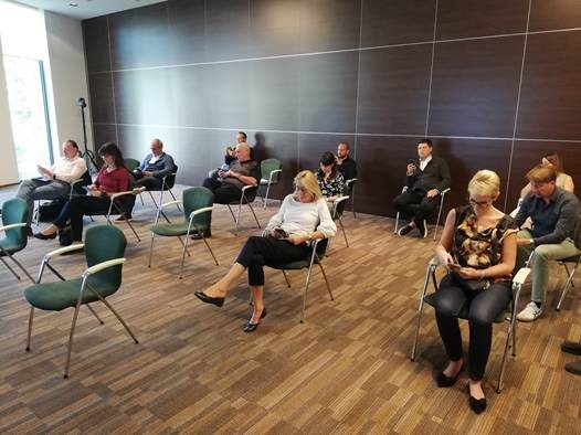 Seminarhotel Baden: Aufnahme während eine Seminars mit Teilnehmern, die den Mindestabstand einhalten