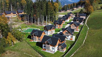Seminarhotels und See Spa in der Steiermark – Liebhaber von Wassererlebnissen lieben diese Region! Narzissendorf Zloam in Grundlsee ist der perfekte Ort, um nach dem Seminar am Wasser abzuschalten