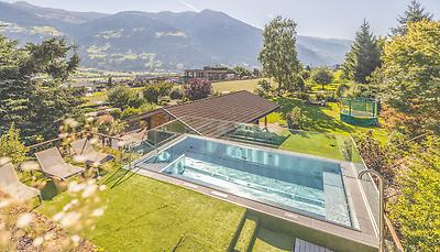 Seminarhotels und Thermenland in Tirol – Liebhaber von Wassererlebnissen lieben diese Region! Gartenhotel Crystal in Fügen ist der perfekte Ort, um nach dem Seminar am Wasser abzuschalten