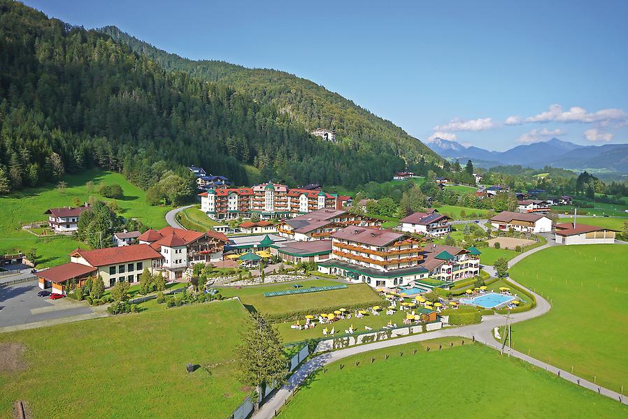 Rosengarten und Hotel SEEHOF****s in Tirol