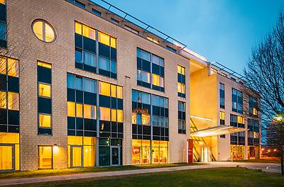 Seminarhotels und Bahnhofsviertel in Nordrhein-Westfalen – eine entspannte und unkomplizierte An- und Abreise ist ein wesentlicher Aspekt bei der Seminarplanung. UBahnhof und Vienna House Wuppertal in Wuppertal