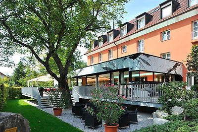 Seminarhotels und Personenbahnhof in Vorarlberg – eine entspannte und unkomplizierte An- und Abreise ist ein wesentlicher Aspekt bei der Seminarplanung. Flugzeugpiste und Montfort das Hotel in Feldkirch