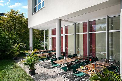 Seminarhotels und Gartenzugang in Bayern – Natur direkt vor der Haustüre! Gastgarten im NH München Ost Conference in Aschheim