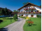 Seminarhotels und Seenähe in Bayern – Liebhaber von Wassererlebnissen lieben diese Region! Hotel Eichenhof in Waging am See ist der perfekte Ort, um nach dem Seminar am Wasser abzuschalten