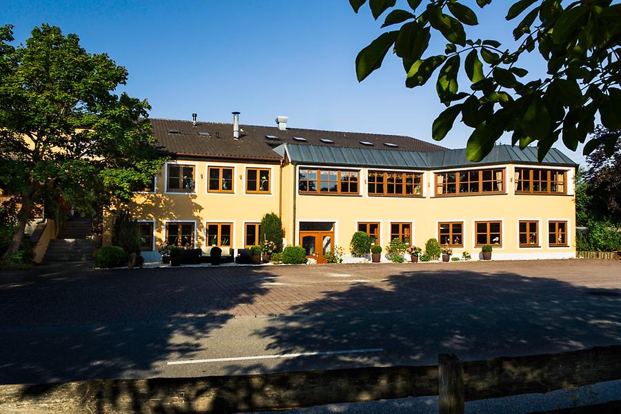 Hochzeitspaar und Landhotel Hallnberg in Bayern