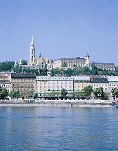 Seminarhotels und See Terrasse in Ungarn – Liebhaber von Wassererlebnissen lieben diese Region! art’otel budapest in Budapest ist der perfekte Ort, um nach dem Seminar am Wasser abzuschalten