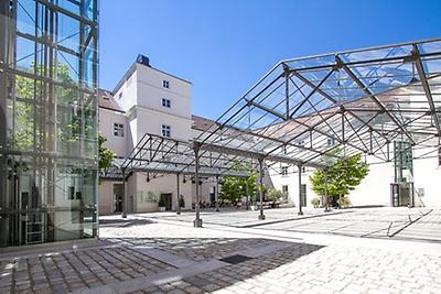 Seminarhotels und Bahnhofsnähe in Niederösterreich – eine entspannte und unkomplizierte An- und Abreise ist ein wesentlicher Aspekt bei der Seminarplanung. SBahnhof und Hotel Altes Kloster in Hainburg a.d. Donau