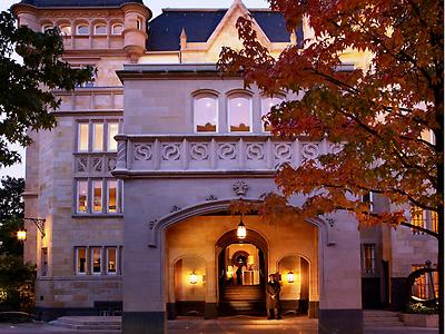 Seminarhotels und Hochzeitszeremonie in Hessen – Romantik pur! Hochzeitskleid und Villa Kennedy in Frankfurt am Main