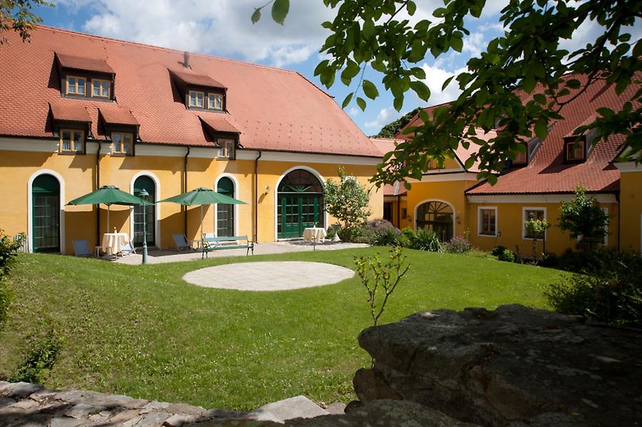 Seminarhotels und Bahnhofsplatz in Niederösterreich