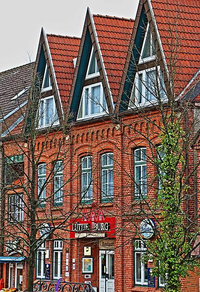 Seminarhotels und Burgblick in Schleswig-Holstein – tauchen Sie ein ins Mittelalter! Burgmauer und Hotel Lüttjen Burg in Lütjenburg – eine wahrhaft beeindruckende Reise zurück in der Zeit.