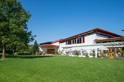 Seminarhotels und Traumgarten in der Steiermark – Natur direkt vor der Haustüre! Baumgarten im Kulturhauscafe in Bad Waltersdorf