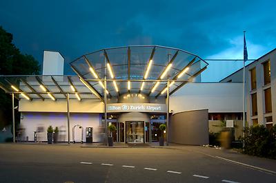 Seminarhotels und Abfahrtsbahnhof in der Schweiz – eine entspannte und unkomplizierte An- und Abreise ist ein wesentlicher Aspekt bei der Seminarplanung. Flughafenhalle und Hilton Zurich Airport in Opfikon-Glattbrugg