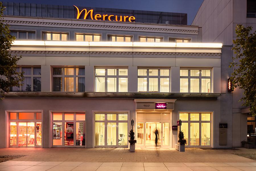 Bahnhofsgebäude und Mercure Graz City in der Steiermark