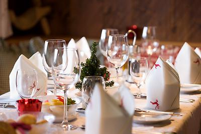 Seminarhotels und Weihnachtsfondue in Vorarlberg – hier sind zauberhafte Weihnachten garantiert! Weihnachtsbuffet im Hotel Sonnenburg in Lech