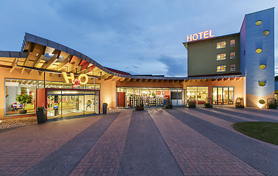 Seminarhotels und Ankunftsbahnhof in der Steiermark – eine entspannte und unkomplizierte An- und Abreise ist ein wesentlicher Aspekt bei der Seminarplanung. Flughafeninfrastruktur und H2O Hotel Therme Resort in Bad Waltersdorf