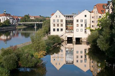 Seminarhotels und Seelounge in Bayern – Liebhaber von Wassererlebnissen lieben diese Region! SORAT Insel-Hotel  in Regensburg ist der perfekte Ort, um nach dem Seminar am Wasser abzuschalten