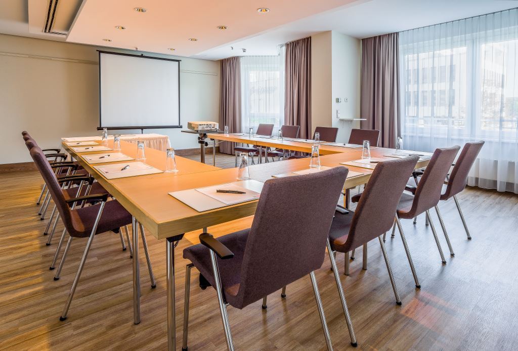 relexa hotel Frankfurt/Main -Tagungsraum auf der 1. Etage mit Tageslicht und klimatisiert