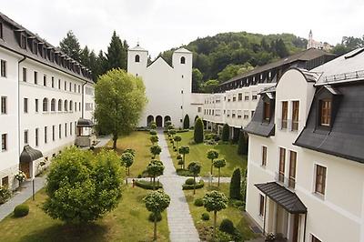 Seminarhotels und Hochzeitsfotos in Bayern – Romantik pur! Hochzeitslimousine und Kloster St. Josef in Neumarkt in der Oberpfalz