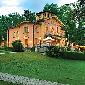 Seminarhotels und Ritterbar in Bayern – tauchen Sie ein ins Mittelalter! Burggraben und LA VILLA am Starnberger  in Pöcking – eine wahrhaft beeindruckende Reise zurück in der Zeit.