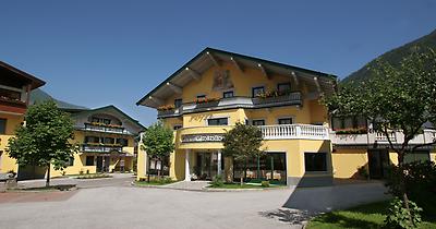 Seminarhotels und Rosengarten in Tirol – Natur direkt vor der Haustüre! Hotelgarten im Posthotel Erlerwirt in Erl