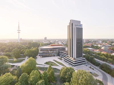 Seminarhotels und Thermenoase in Hamburg – Liebhaber von Wassererlebnissen lieben diese Region! Radisson Blu Hamburg in Hamburg ist der perfekte Ort, um nach dem Seminar am Wasser abzuschalten
