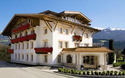 Seminarhotels und Flughafenrestaurant in Tirol – eine entspannte und unkomplizierte An- und Abreise ist ein wesentlicher Aspekt bei der Seminarplanung. Stadtbahnhof und Hotel Maria Theresia in Hall in Tirol