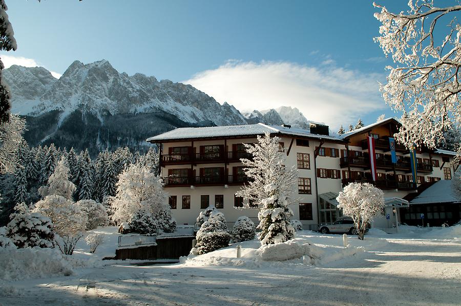 Alpenlandschaft und Hotel am Badersee in Bayern