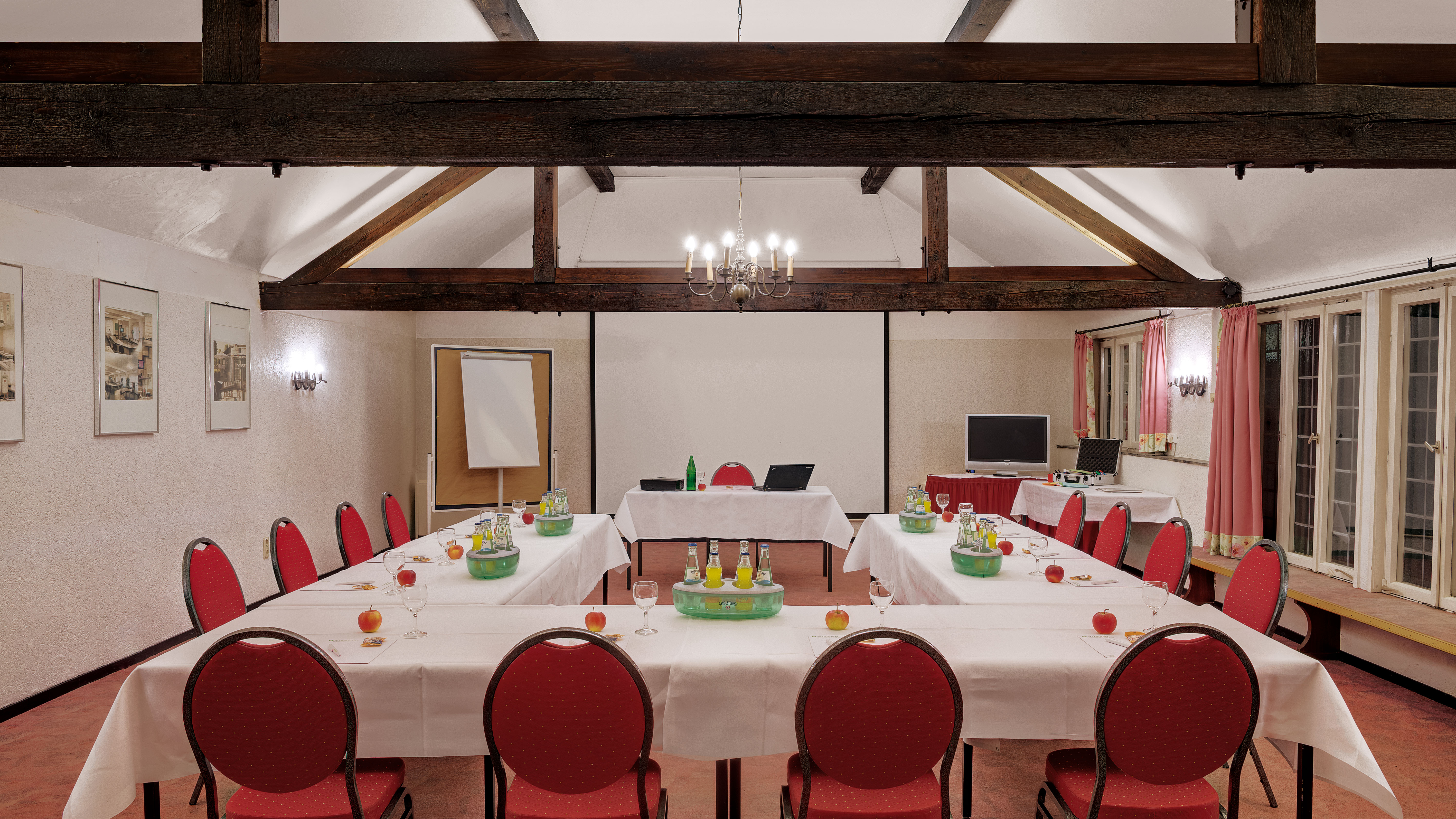 Wyndham Garden Gummersbach -Hühnerstall in U-Form gestellt