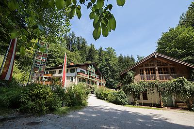 Seminarhotels und Hofgarten in Salzburg – Natur direkt vor der Haustüre! Vorgarten im Hotel Hammerschmiede in Anthering bei Salzburg