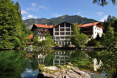 Seminarhotels und Natursee in Bayern – Liebhaber von Wassererlebnissen lieben diese Region! Hotel am Badersee in Grainau ist der perfekte Ort, um nach dem Seminar am Wasser abzuschalten