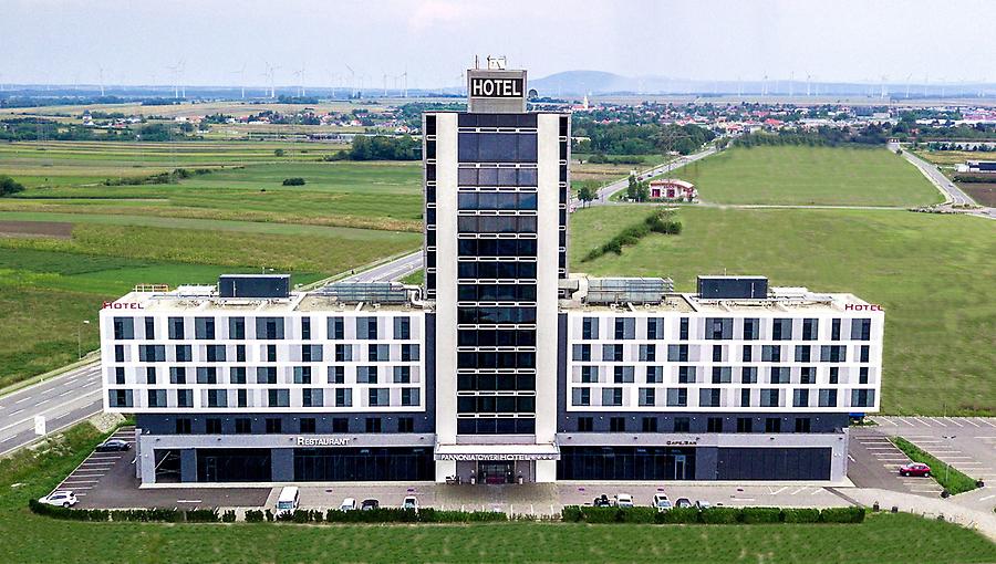Knotenbahnhof und Pannonia Tower Hotel im Burgenland