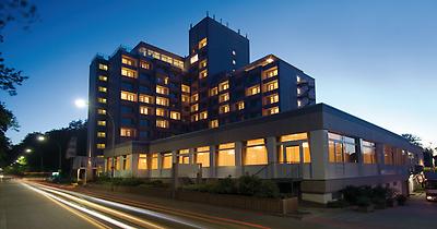Seminarhotels und Sonnenterrasse Wasser in Hessen – Liebhaber von Wassererlebnissen lieben diese Region! H4 Hotel Frankfurt Messe  in Frankfurt am Main ist der perfekte Ort, um nach dem Seminar am Wasser abzuschalten