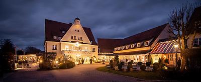 Seminarhotels und Traumhochzeit in Bayern – Romantik pur! Hochzeitspaar und Drahthammer Schlößl in Amberg