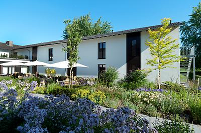 Seminarhotels und Blumengarten in Nordrhein-Westfalen – Natur direkt vor der Haustüre! Grasgarten im Landhaus Beckmann in Kalkar