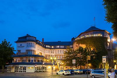 Seminarhotels und Knotenpunktbahnhof in Niedersachsen – eine entspannte und unkomplizierte An- und Abreise ist ein wesentlicher Aspekt bei der Seminarplanung. Bahnhofsplatz und Hotel Der Achtermann in Goslar