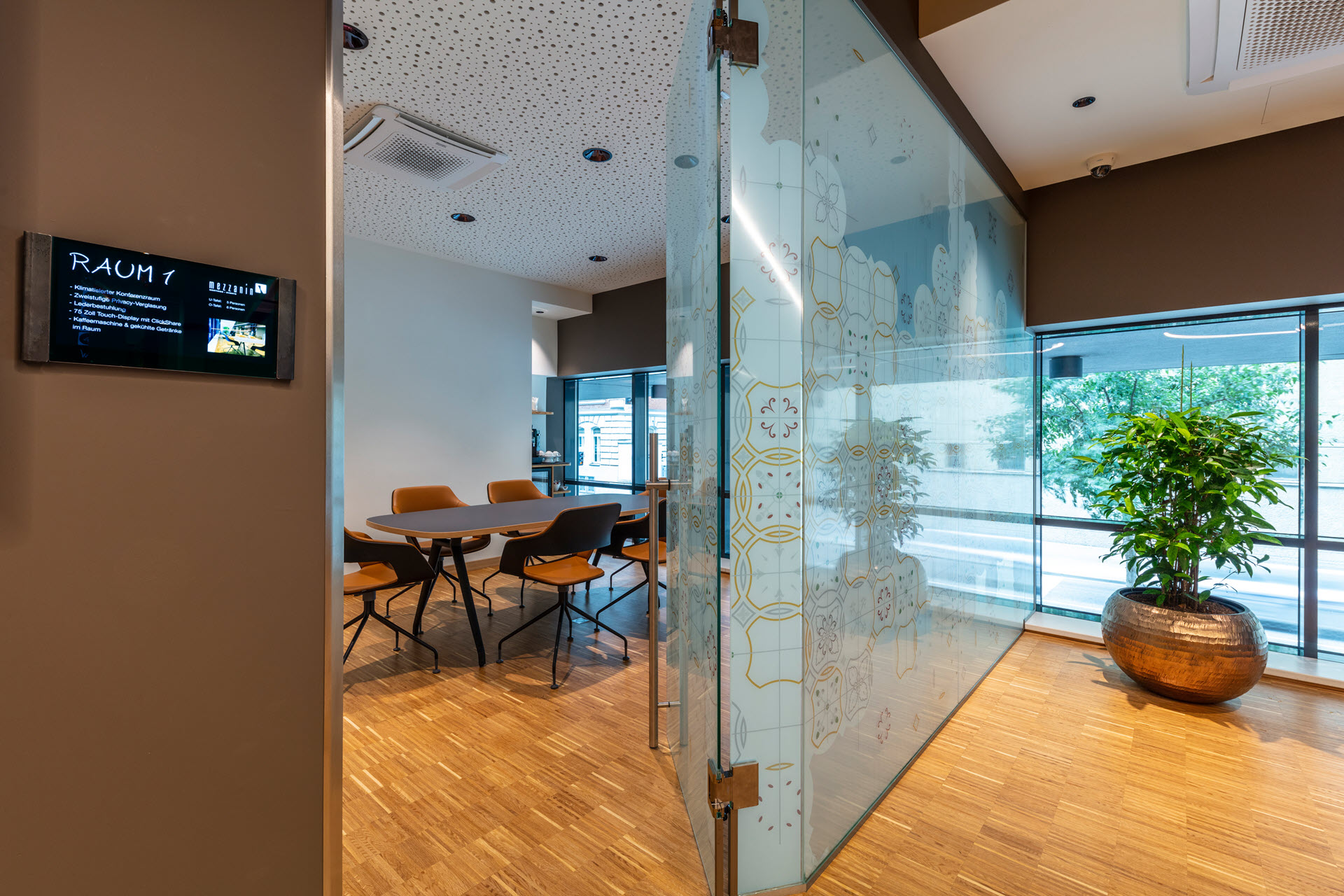 Hotel Zeitgeist Vienna Hauptbahnhof-75? Touch-Display mit 4k Auflösung
schaltbare Raum-Verglasung
Parkett
Minibar
Kaffeemaschine