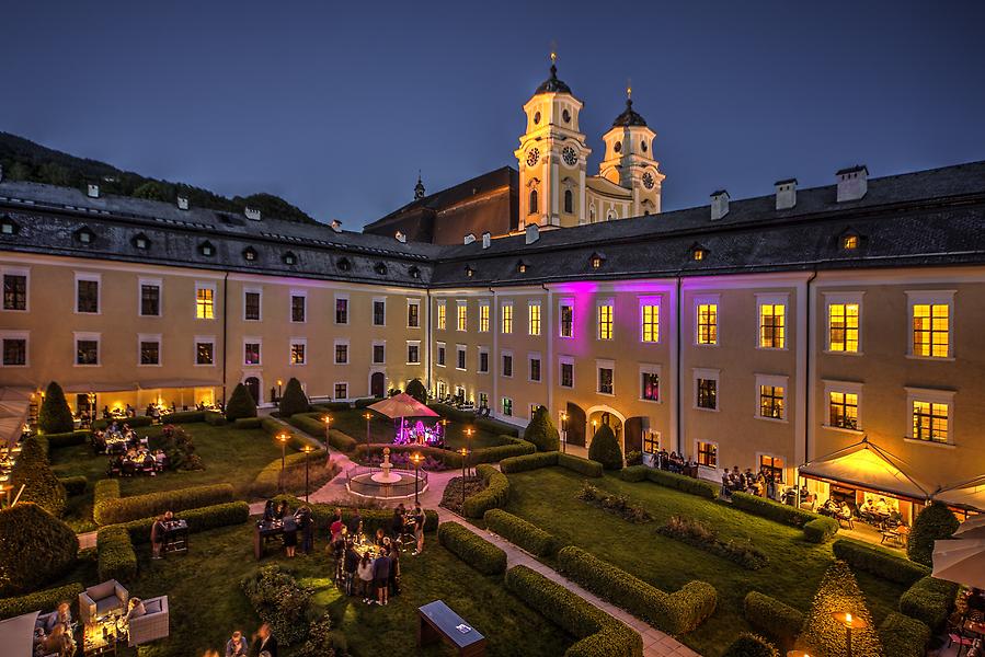 Hochzeitspaar und Schlosshotel Mondsee in Oberösterreich