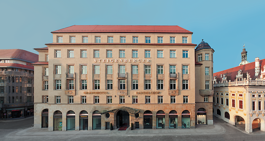 Bahnhofsplatz und Grandhotel Handelshof in Sachsen