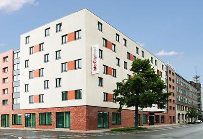 Seminarhotels und Zielbahnhof in Nordrhein-Westfalen – eine entspannte und unkomplizierte An- und Abreise ist ein wesentlicher Aspekt bei der Seminarplanung. Bahnhofshalle und Intercity Essen in Essen