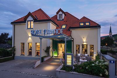 Seminarhotels und Wintergarten in Niederösterreich – Natur direkt vor der Haustüre! Vorgarten im Hotel Turmhof in Gumpoldskirchen