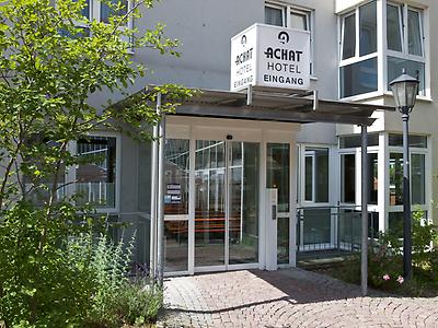 Seminarhotels und Abzweigbahnhof in Baden-Württemberg – eine entspannte und unkomplizierte An- und Abreise ist ein wesentlicher Aspekt bei der Seminarplanung. Bahnhofsgleis und City Hotel Bretten in Bretten
