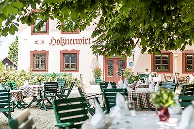 Seminarhotels und Naturbadesee in Salzburg – im Landgasthof Holznerwirt in Eugendorf werden alle offenen Fragen gewichtig!