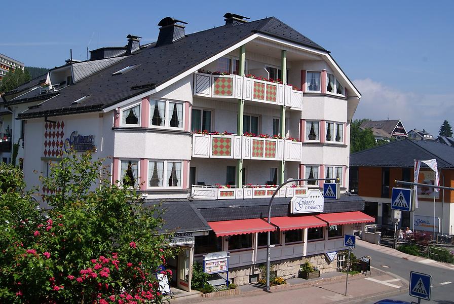Flugzeugstart und Göbel's Landhotel in Hessen