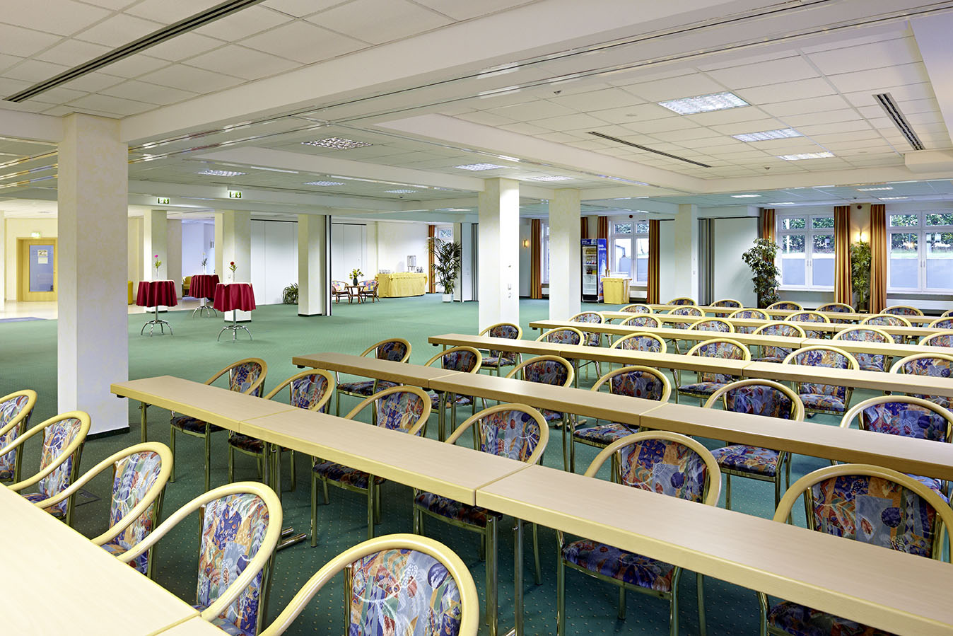 Sonnenhof Hotel & Restaurant GmbH & Co. KG-Auch für Präsentationen von Autos oder Maschinen bieten wir mit unserer befahrbaren Tagungsebene eine gute Plattform.
