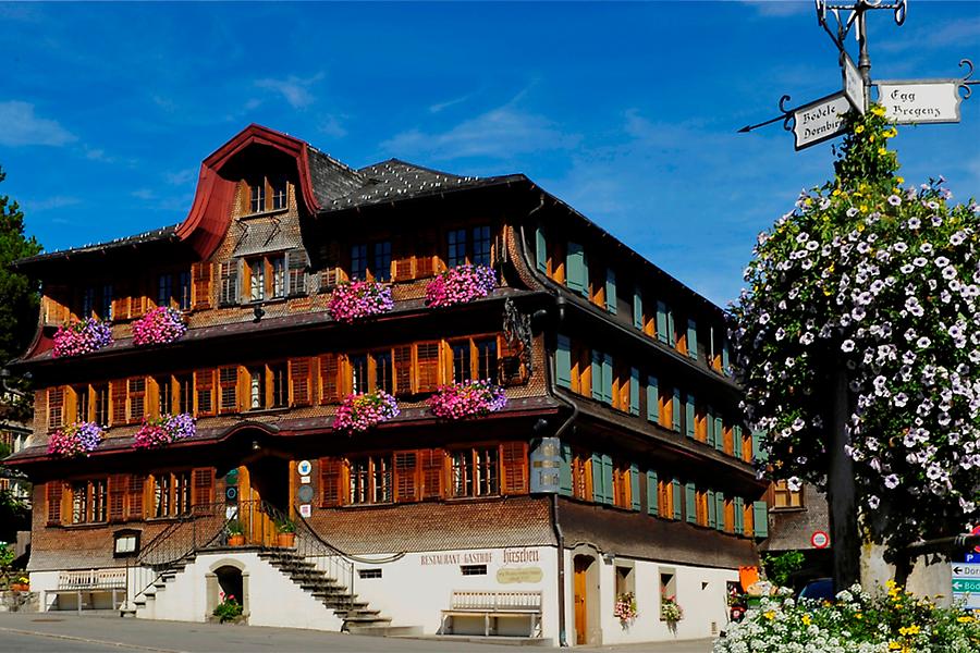 Alpendorf und Hotel Hirschen in Vorarlberg