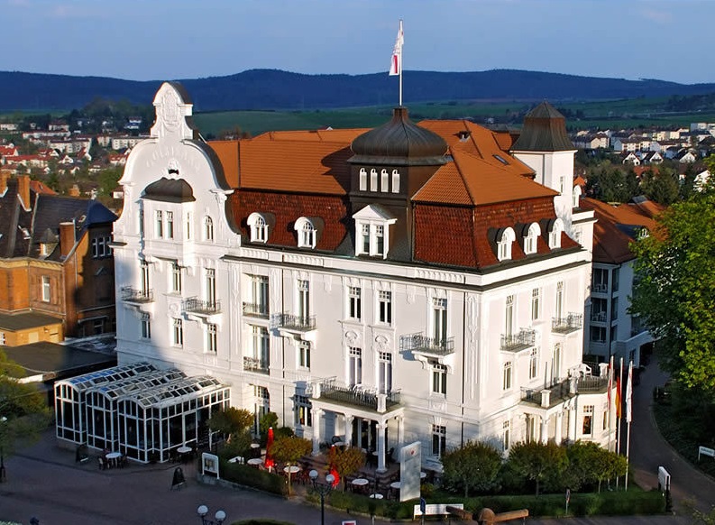Flughafenhalle und Göbel's Hotel Quellenhof in Hessen