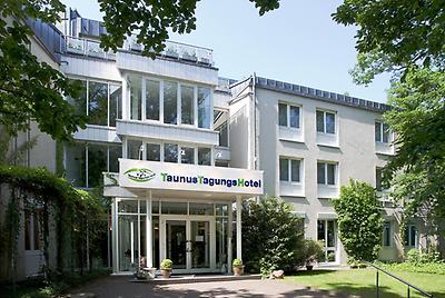 Seminarhotels und Gartenblick in Hessen – Natur direkt vor der Haustüre! Biergarten im TaunusTagungsHotel in Friedrichsdorf