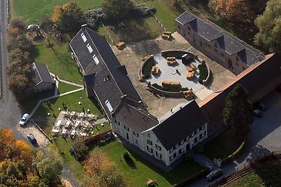 Seminarhotels und Naturteich in Nordrhein-Westfalen – im Gut Hohenholz in Bedburg werden alle offenen Fragen bedeutend!