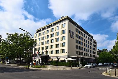 Seminarhotels und Bahnhofsgebäude in Berlin – eine entspannte und unkomplizierte An- und Abreise ist ein wesentlicher Aspekt bei der Seminarplanung. Flughafenbus und Pestana Berlin Tiergarten in Berlin