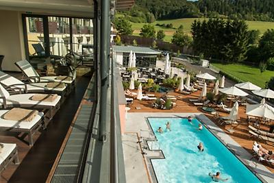 Seminarhotels und Schwimmen in Hessen – im Göbel’s Schlosshotel in Friedewald werden alle offenen Fragen ernst genommen!